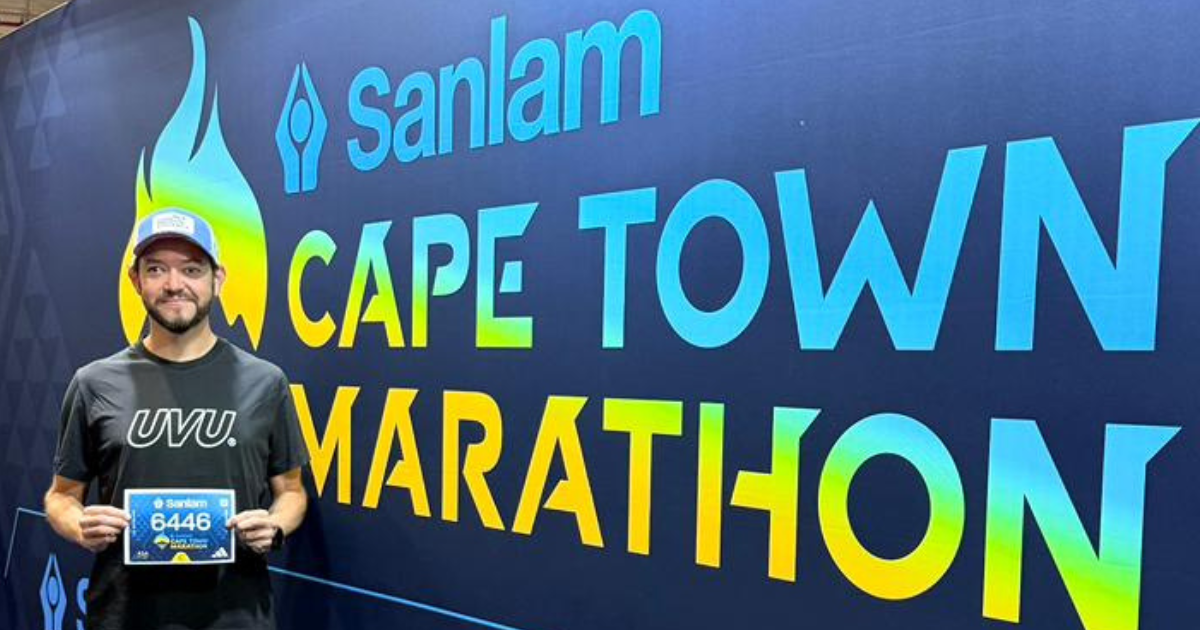 Lica posa con su BIB number en la feria previo a la maratón de Cape Town.